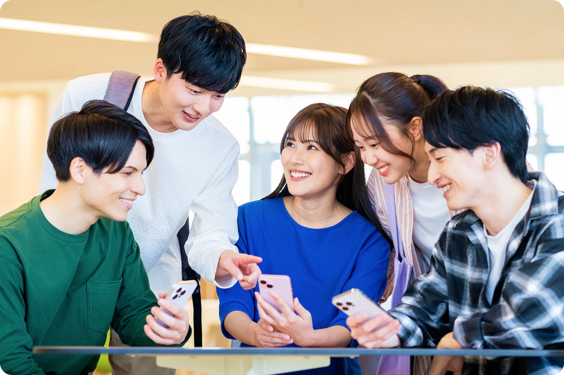 スマートフォンでゲームを楽しむユーザー