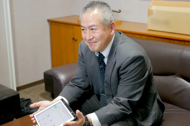 タブレット画面を見せながら説明する教頭・白井氏