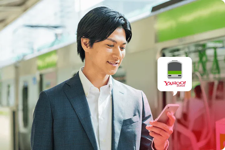 Yahoo! JAPAN乗換案内を見る男性