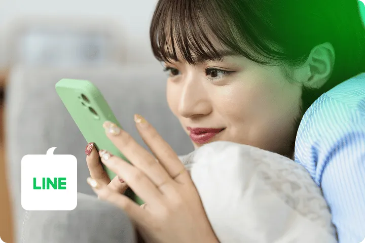 LINEアプリを見る女性